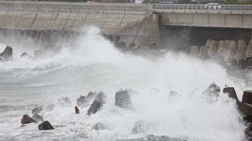 Hơn 1 triệu người bị ảnh hưởng khi cơn bão Koinu đổ bộ vào Đài Loan (Trung Quốc)